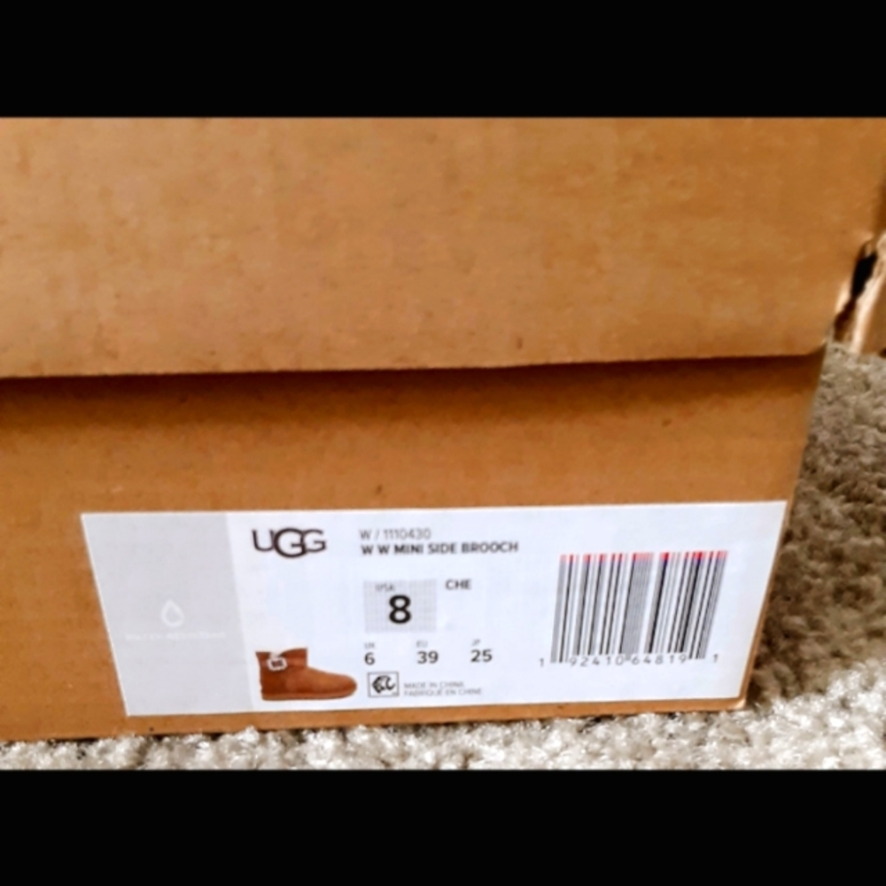 UGG - Picture 2 of 10